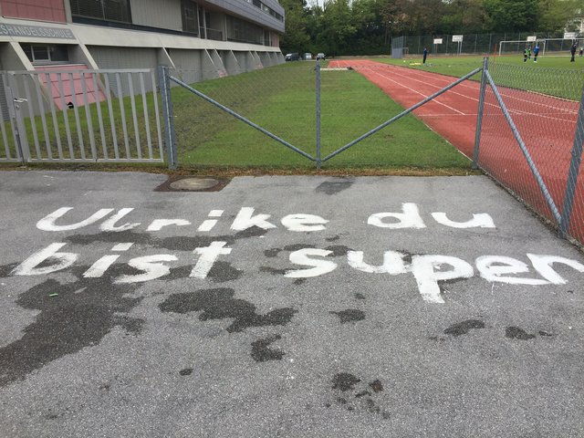 Vor dem HAK Eingang