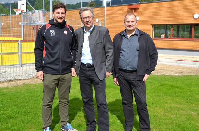 Bgm. Johann Nestler, Organisator Christoph Krasser und FC Ligist-Obmann Bernd Schröttner vor der neuen Ligister Sportanlage.