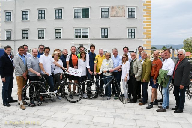 Eröffnungsfoto beim Kottingbrunner Wasserschloss. Vizebürgermeister Jörgen Vöhringer (2. vr)
