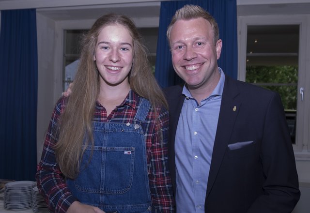 Sara Erenda ( Tennissportverein Hall ) erfreute sich an ihrer verdienten silbernen Nadel, Nicolaus Niedrist gratulierte