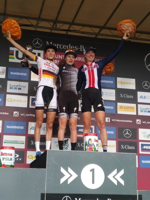 Siegerbild aus Albstadt, von links: Ronja Eibl (2.), Laura Stigger (1.) und Halley Batten (3.).
