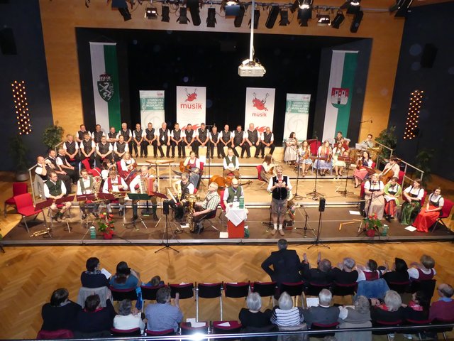 Die Bühne des Stadtsaales in Mürzzuschlag war voll mit Volksmusikanten und Sängern