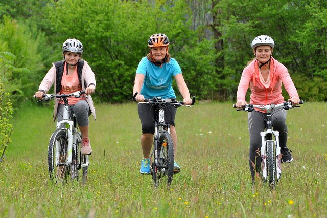 Drei Generationen auf Fahrrädern: Tochter Selina, Großmutter Elisabeth Schwegel und Mutter Sabrina Schwager