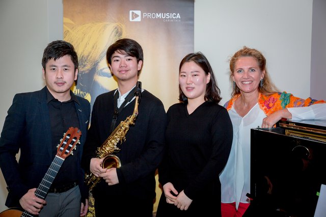 Die Künstler: Keith Wong (Gitarre) , Yingshuo Ma (Saxophon), Jeongsun An (Klavier) und Obfrau Iris Reiner