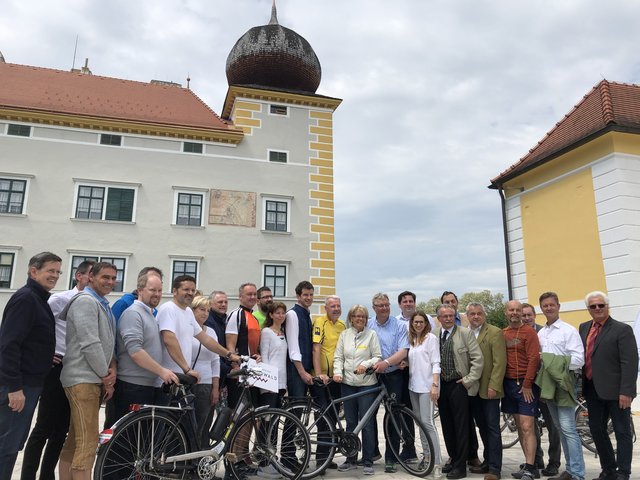 Alle Beteiligten versammelten sich für ein Gruppenbild - der Geschäftsführer der Niederösterreich Werbung, Professor Christoph Madl, Kottingbrunns Vizebürgermeister Klaus Windbüchler, Schallaburg-Geschäftsführer Guido Wirth, Bürgermeister Michael Nistl aus Katzelsdorf, Geschäftsführer Wiener Alpen Markus Fürst, Projektkoordinator der Landesaustellung Wiener Neustadt, Josef Kleinrath, Gabriele Bröthaler von NÖ.Regional, Brigitte Lasinger, Bürgermeisterin aus Schönau, Wienerwald Tourismus Geschäftsführer Christoph Vielhaber, der Bad Vöslauer Bürgermeister Christoph Prinz, Georg Burger, die Badener Bezirkshauptfrau Mag. Verena Sonnleitner, der Kottingbrunner Bürgermeister Christian Macho, LAbg. und Wiener Neustadt´s Bürgermeister Klaus Schneeberger, Tourismuslandesrätin Petra Bohuslav, LAbg. und Pfaffstättens Bürgermeister Christoph Kainz, NR Mag. Carmen Jeitler-Cincelli, Badens Bürgermeister DI Stefan Szirucsek, der Traiskirchner Vizebürgermeister Franz Gartner, Guntramsdorfs Vizebürgermeister Nikolaus Brenner, der gfGR aus Vösendorf, Ing. Christian Kudym und Gumpoldskirchens Vizebürgermeister Jörgen Vöhringer, 