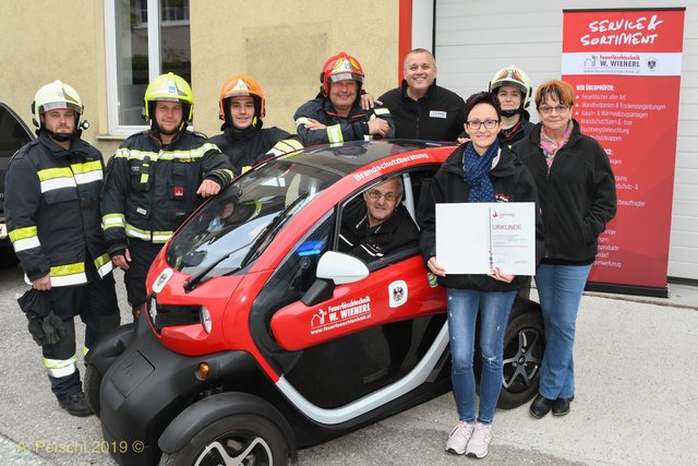 Auszeichnung „Feuerwehrfreundlicher Arbeitgeber“. Hinten: Michael Sagai, Stefan Holzinger, Raphael Glanner, Christian Fröhlich, Geschäftsführer Andreas Schilder und Andriena Heintschel. Vorne: Inhaber Wilhelm Wienerl (im E-Mobil sitzend), Geschäftsführerin Sabine Wienerl-Schilder mit der Urkunde und Ingrid Wienerl.