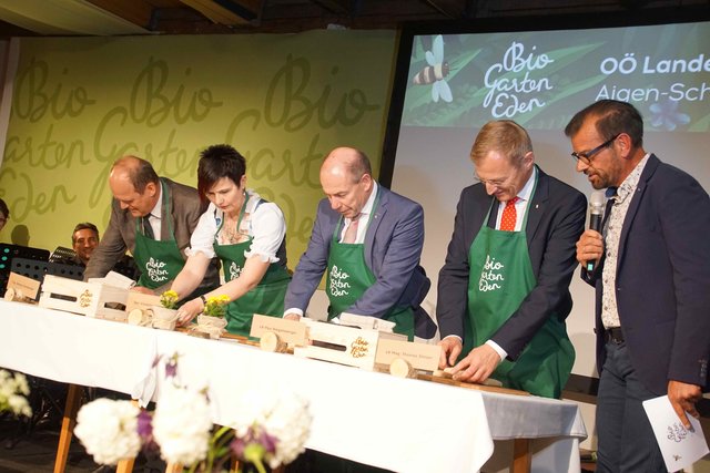 <f>Als Siegerin</f> beim Flesserl-Flechten bei der Eröffnung der Schau ging Bürgermeisterin Elisabeth Höfler (2. v. l.) hervor.