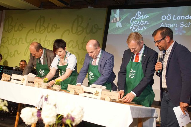 &lt;f&gt;Als Siegerin&lt;/f&gt; beim Flesserl-Flechten bei der Eröffnung der Schau ging Bürgermeisterin Elisabeth Höfler (2. v. l.) hervor.   | Foto: Alle Fotos: Helmut Eder