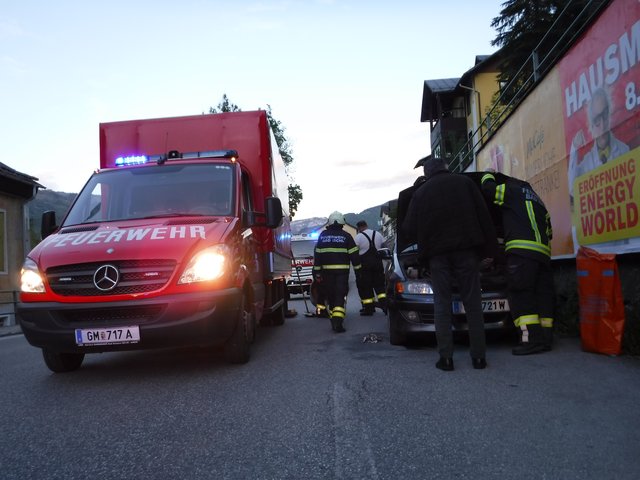 Der Fahrzeuglenker bemerkte den Ölaustritt und alarmierte die Ischler Einsatzkräfte.