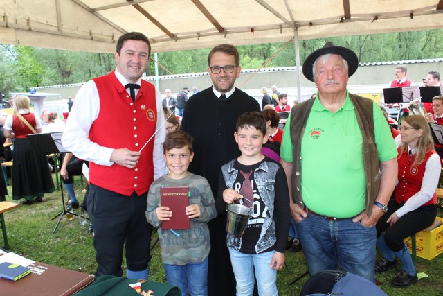 Kapellmeister Adolf Streit, Maximilian Spöttling, Administrator Maximilian Krenn, Tobias Streit und der Organisator des Oldtimer-Treffens Peter Mairitsch (von links)