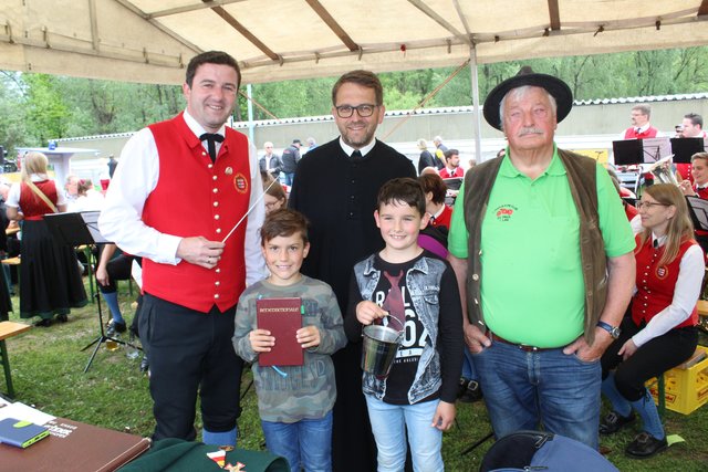 Kapellmeister Adolf Streit, Maximilian Spöttling, Administrator Maximilian Krenn, Tobias Streit und der Organisator des Oldtimer-Treffens Peter Mairitsch (von links) | Foto: Teferle (35)