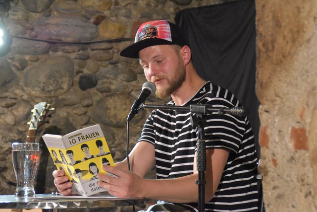 Beau James Leonard las aus seinem ersten Werk "10 Frauen, die du niemals daten solltest"