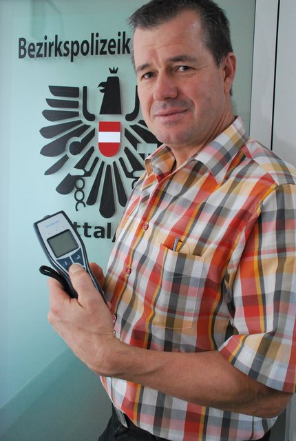 Werner Hofmann vom Bezirkspolizeikommando Spittal erklärt Neuerungen der Straßenverkehrsordnung