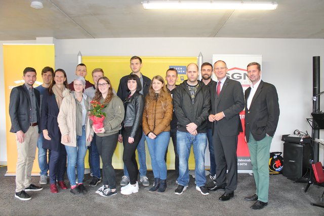 Stadtrat Patrick Hagmüller (links), Bürgermeisterin Kerstin Suchan-Mayr (3. v.l.), Gerhard Karner vom Land Niederösterreich als Vertretung für die Landeshauptfrau (2. v.r.) und Martin Weber von SGN Neunkirchen (rechts).