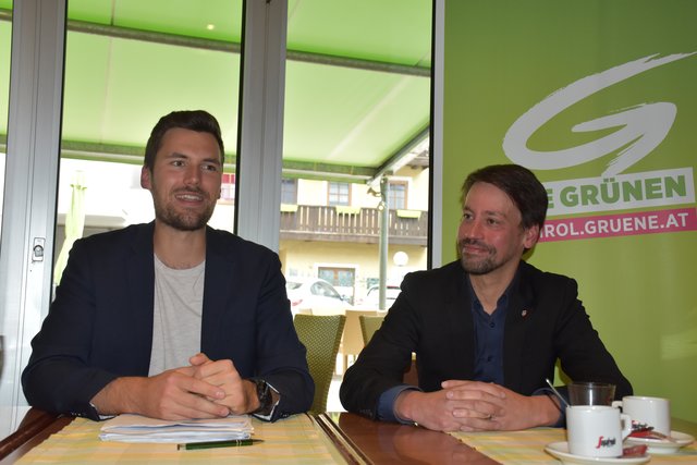 Telfer VBgm. Christoph Walch (re.), auf dem Foto im EU-Wahlkampf mit Michael Mingler: "Ich finde es mehr als beschämend, dass gewählte Volksvertreter, die einen Eid geleistet haben, dem Land und den Menschen zu dienen, so skrupellos bereit sind, für Wahlkampfgelder eben dieses Land an vermeintliche russische Oligarchen zu verscherbeln." | Foto: Scheiring