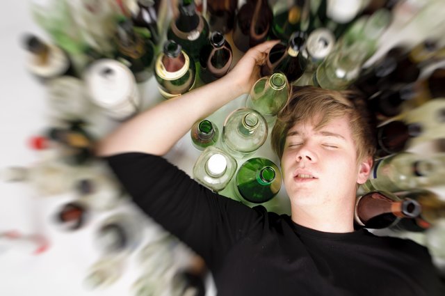 Zwischen Alkoholgenuss und Alkoholsucht befindet sich ein schmaler Grat, der manchmal leicht und oft auch unbewusst überschritten wird.