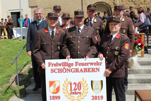 Feierten das Jubiläum. Bürgermeister Leeb (hinten links) mit der Spitze der Schöngraberner Feuerwehr sowie das Bezirksfeuerwehrkommando (hinten) : Kommandant Stv. Lukas Gruber, Verwalter Martin Semmelmeyer und Kommandant Martin Jelinek (vorne von links nach rechts)