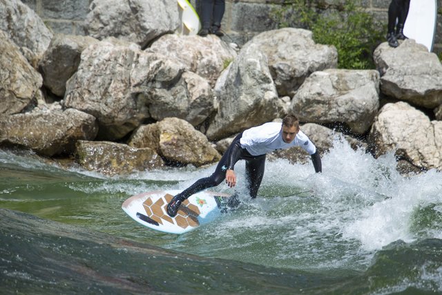 Hochklassiges Riversurfen war am Wochenende bei der stehenden Welle in Bad Ischl zu sehen.