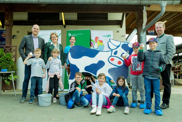 20 Jahre Schule am Bauernhof in der Steiermark. Am Seppbauer-Hof in Wettmannstätten machte die Landwirtschaftskammer auf diese wertvolle Initiative aufmerksam: Schüler shakten Butter und waren mit den Rindern auf Du und Du. Im Bild mit Christian Polz, links (Kammerobmann Deutschlandsberg), Landesbäuerin Auguste Maier (2.v.l.), Maria Haring (3.v.l., Bäuerin vom Seppbauer-Hof und zertifizierte Schule am Bauernhof-Bäuerin) und Franz Greinix (1.v.r., Vorsitzender des Ländlichen Fortbildungsinstituts Steiermark)