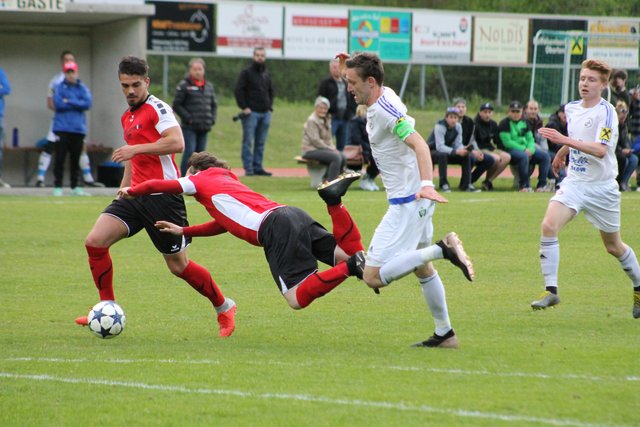 Ein weiterer „Selbstfaller“ der SPG Prutz/Serfaus (rotes Trikot) gegen Reutte. Auch Manuel Ben Salahs Tor (l.) änderte nichts an der 1:3-Niederlage.