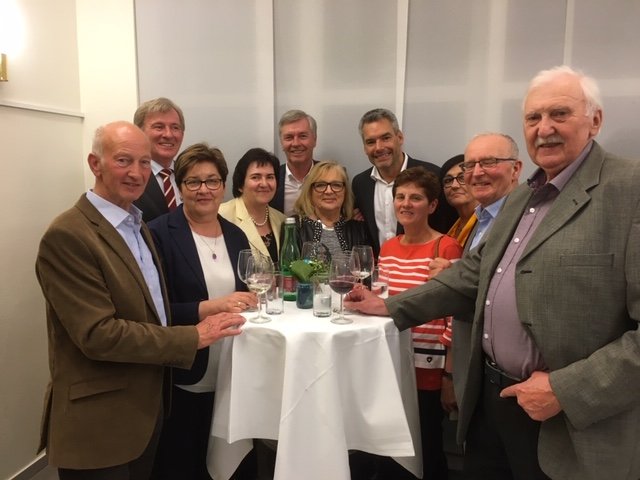 Heini und Elisabeth Steiner, Erni und Walter Weghofer, Martina und Werner Gradwohl, Energie Burgenland Vorstand Alois Ecker, Bgm. Rudi Geissler, Anneliese Schmucker und Helga Kneisz mit dem Ehrengast GS Karl Nehammer