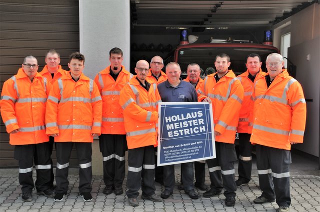 Die Eggersdorfer Feuerwehr freut sich über neue Jacken von der Firma Hollaus-Meister-Estrich.