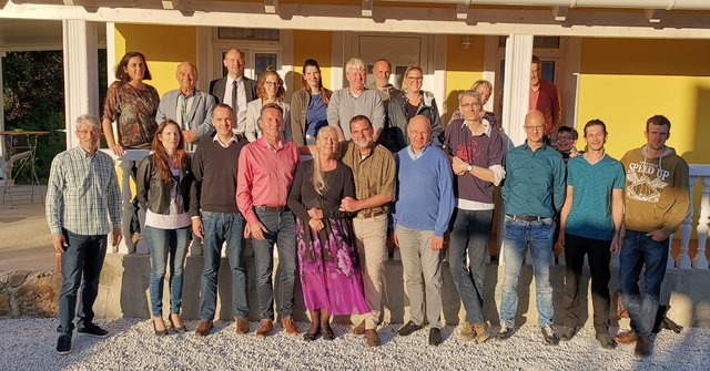 Im Bild: v.l.: Gerhard und Andrea Friedrich, Susanne Böhm, Heinz Lenauer, Georg Ockermüller, Werner Schuster, Wolfgang Mayrhofer, Agnes Pfaffl, Elisabeth und Augustin Gutmann, Doris Huber, Thomas Demmer, Wolfgang Wagner, Wilhelm David, Viktoria Grünhut-Weiß, Gerhard Böhm, Eva Demmer, Thomas Huber, Fritz Preitensteiner, Barbara Feigl, Walter Heilmeier, Franz Weidl jun.