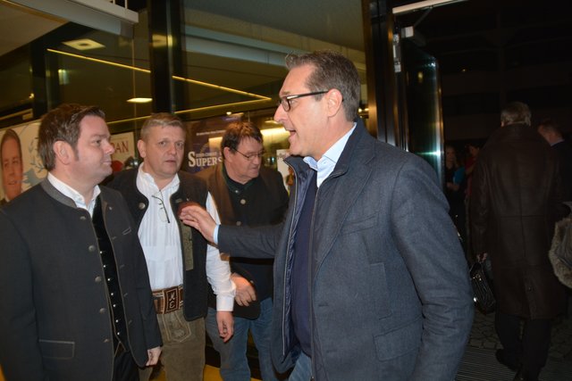 Ex-Vizekanzler H.C. Strache 2018 auf dem Weg zum Wahlkampf-Fest im Telfer Rathaus mit seinen Mitstreitern (v. li.) FPÖ-Landesparteiobmann Markus Abwerzger, Telfer GV Michael Ebenbichler und Alfred Pöschl.