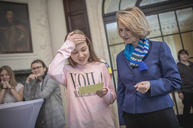 Botschafterin (Republik Polen) Jolanta Róża Kozłowska beim Quizspiel mit Schülerinnen und Schülern