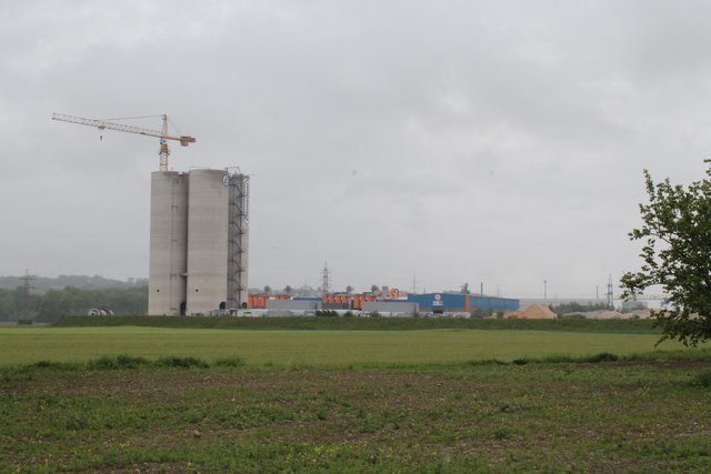 Das bestehende Werk im Ennshafen, links im Bild die Hochsiloanlage, soll um fünf neue Anlagen zum 20-Hektar-Rohstoffpark erweitert werden.