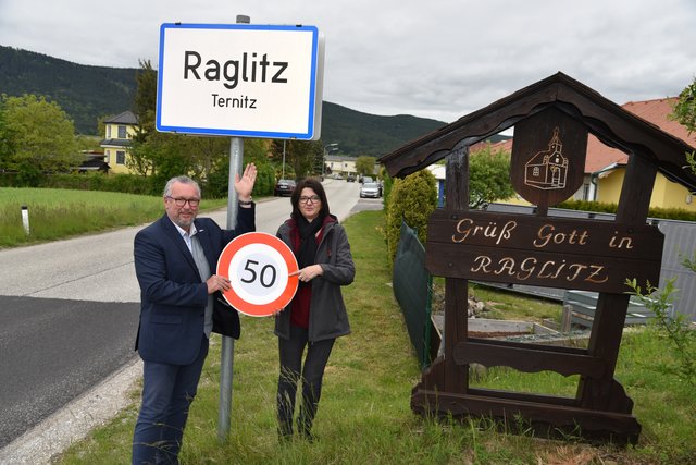 Stadtrat Gerhard Windbichler und Gemeinderätin Petra Kargl möchten Raglitz verkehrssicherer machen.