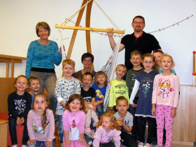 Die Kinder freuen sich über die Spende. | Foto: Foto: Gemeinde St. Oswald