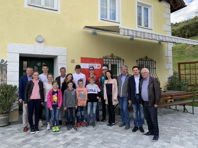 Am Foto sind die Athleten, Funktionäre, Trainer und Sponsoren des ASKÖ St. Veit-Klippitztörl mit Langzeitobmann Toni Leikam.