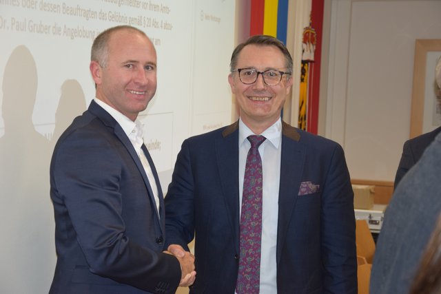 David Allerstorfer (l.) wird von Bezirkshauptmann Paul Gruber angelobt.