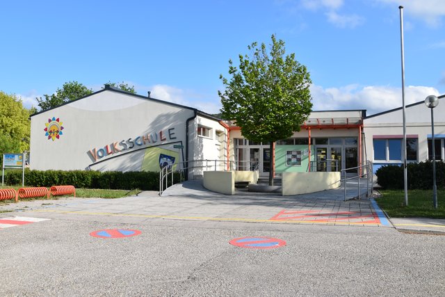 Hier vor dieser Schule kam es zum Wortgefecht und auch zur versuchten Nötigung.