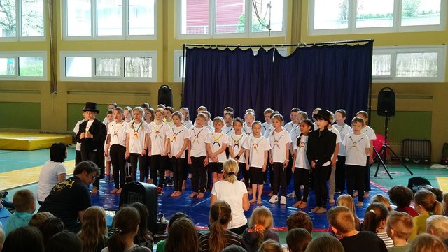 Die große Schar der Zirkusartisten bestand aus Schülern der 3a und 3b der Volksschule am Dom St. Johann.