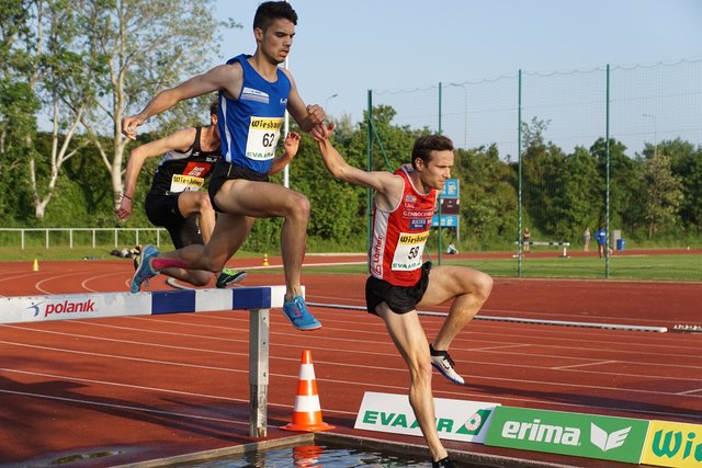 Tobias Rattinger (in blau) in Action.