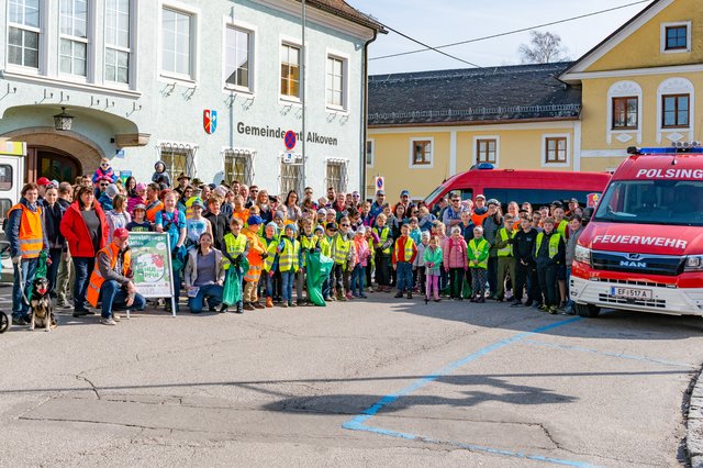 Auch viele Schüler waren an der Aktion beteiligt. | Foto: Friedrich Reitböck