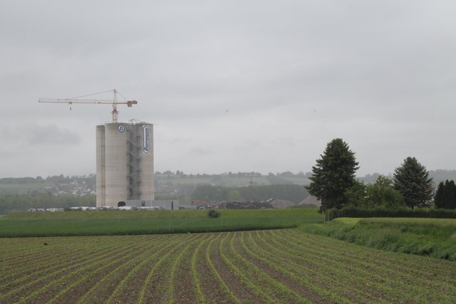 Das bestehende Werk im Ennshafen, links im Bild die Hochsiloanlage, soll um fünf neue Anlagen zum 20-Hektar-Rohstoffpark erweitert werden.