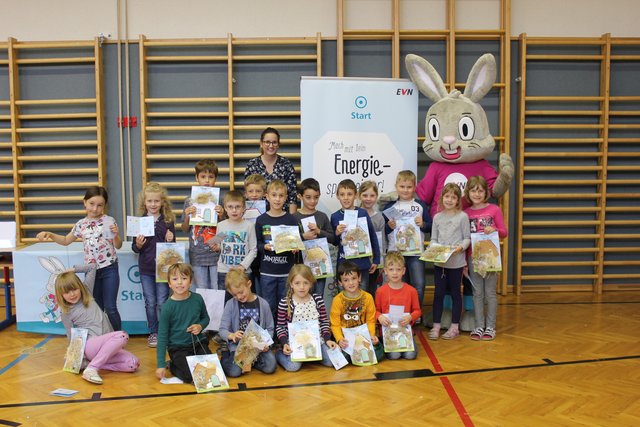 1. Klasse der VS St. Martin mit Lehrerin Magdalena Vogler und dem EVN Energiehasen Joulius.