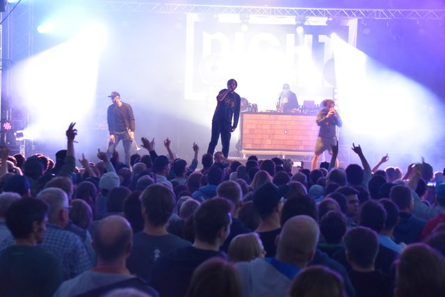 "Dicht&ergreifend" heizten am ersten Konzertabend des Kufstein Music Festivals ab 20:30 Uhr mit einer spektakulären Show ein.