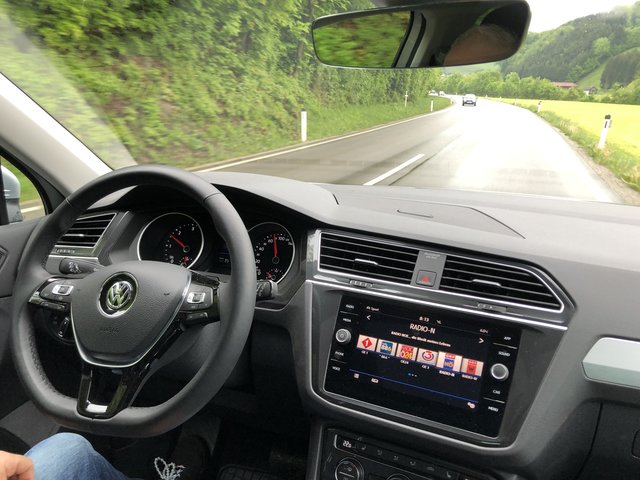 Für Redakteurin Tanja Handlfinger ein fremdes Gefühl: Autofahren ohne Hände am Lenkrad.