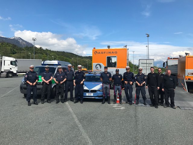 Beamte der Tiroler Polizei, der Verkehrspolizei Rosenheim, der Polizia Stradale Sterzing und des Prüfzuges der Asfinag bei der Schwerverkehrskontrolle in Radfeld.
 | Foto: Polizei