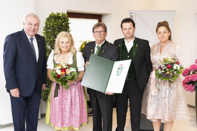 LH Hermann Schützenhöfer mit Johann Georg Grübler, Waltraud Grübler, Hansjörg Grübler und Heidelinde Grübler (v.l.).  | Foto: steiermark.at/Streibl