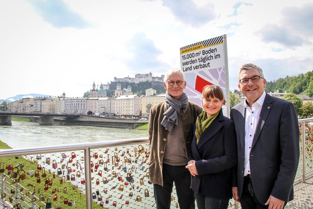 Landesrat Josef Schwaiger, Stadträtin Martina Berthold und Naturschutzbund-Obmann Winfrid Herbst (links) am Makartsteg.