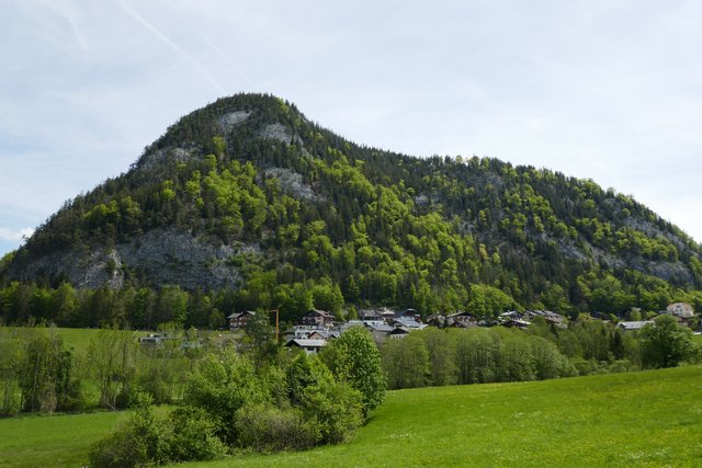 Der Ellmaustein über dem Ortsteil Steinbach (Fuschl am See).  | Foto: Thomas Neuhold