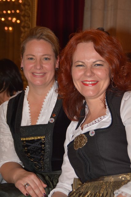 NR Rebecca Kirchbaumer (ÖVP) und Telfer Vbgm. und LA Cornalie Hagele (WFT/ÖVP) beim Tirolerball in Wien: "Der Bundeskanzler hat die einzig richtige und logische Entscheidung getroffen und Neuwahlen ausgerufen!"