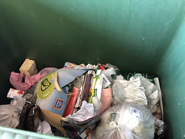 Plastikmüll befindet sich im Altpapier-Container.