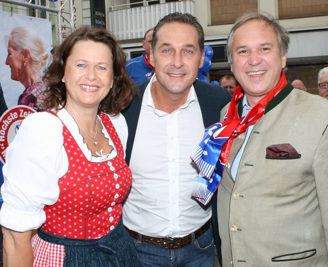 Bei einem Wahlkampfauftritt 2013 am Amstettner Hauptplatz: Edith Mühlberghuber, Christian Strache und Walter Rosenkranz.