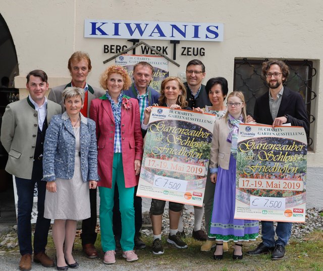 Andrea und Gerhard Urbanek (4. und 5.v.li.) bei der Spendenscheckübergabe an SOS Kinderdorf und an das Down Syndrom Zentrum Leoben.